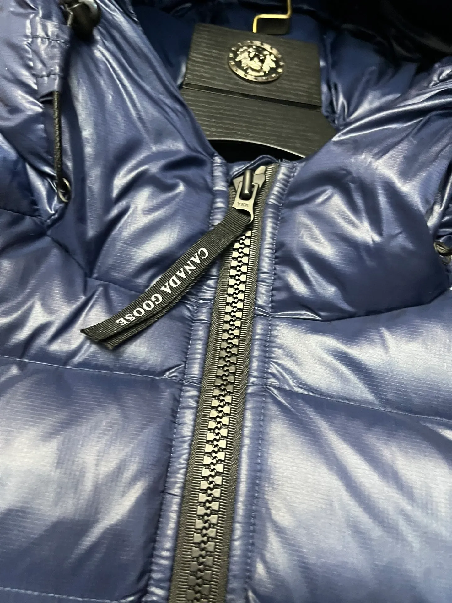 P940 Top 🔥purchase version 𝘾𝘼𝙉𝘼𝘿𝘼 𝙂𝙊𝙊𝙎𝙀/Canada Goose 2227 thin and light style. It’s super lightweight and doesn’t feel any weight on your upper body at all! Show more temperament‼  Canada Goose, a Canadian brand, has always been recognized as the warmest down jacket. Various Instagram celebrities, Internet celebrities, and celebrities often wear it for street photos. I make Canada Goose every year, but I still can’t get rid of my love for the goose. No matter how cold the winter is, there is no need to be afraid. Canada Goose is the legendary warmest down jacket and is known as a must-have for Arctic outdoor sports! The most popular down jacket in the world, celebrities are rushing to buy it, it is a must-have! Size: S-2XL Color: silver gray (red label) silver gray (black label), black (red label), black (black label), dark blue